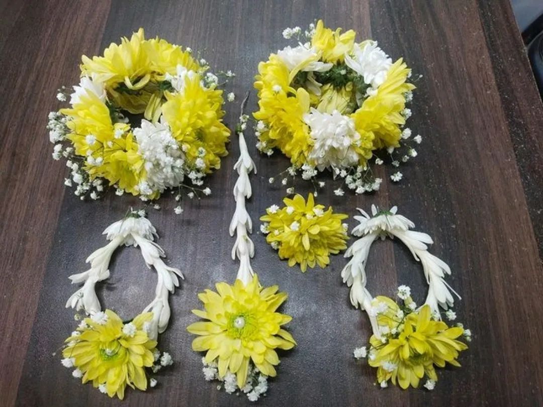FRESH FLORAL WHITE YELLOW JEWELRY FOR HALDI, MEHNDI AND MAYOON(ONLY FOR KARACHI)